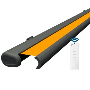 Elektrische Kassettenmarkise in Basaltgrau mit gelbem Tuch und Fernbedienung.