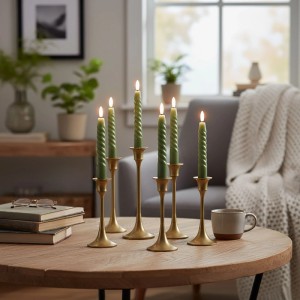 6er Set LED Stabkerzen aus Echtwachs in Khaki, flackernde flammenlose Leuchten auf goldenen Kerzenständern.