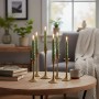6er Set LED Stabkerzen aus Echtwachs in Khaki, flackernde flammenlose Leuchten auf goldenen Kerzenständern.