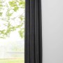 Anthrazitfarbener mydeco Ösenschal Verdunklung (300x135cm) vor Fenster.