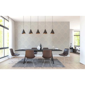 Weiße Tadessi Vliestapete mit dezentem Ornamentmuster im modernen Esszimmer. Dekorative Wandgestaltung.