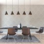 Weiße Tadessi Vliestapete mit dezentem Ornamentmuster im modernen Esszimmer. Dekorative Wandgestaltung.