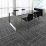 Anthrazitfarbene Floordirekt Teppichfliesen Zürich 50x50 im Büro verlegt.