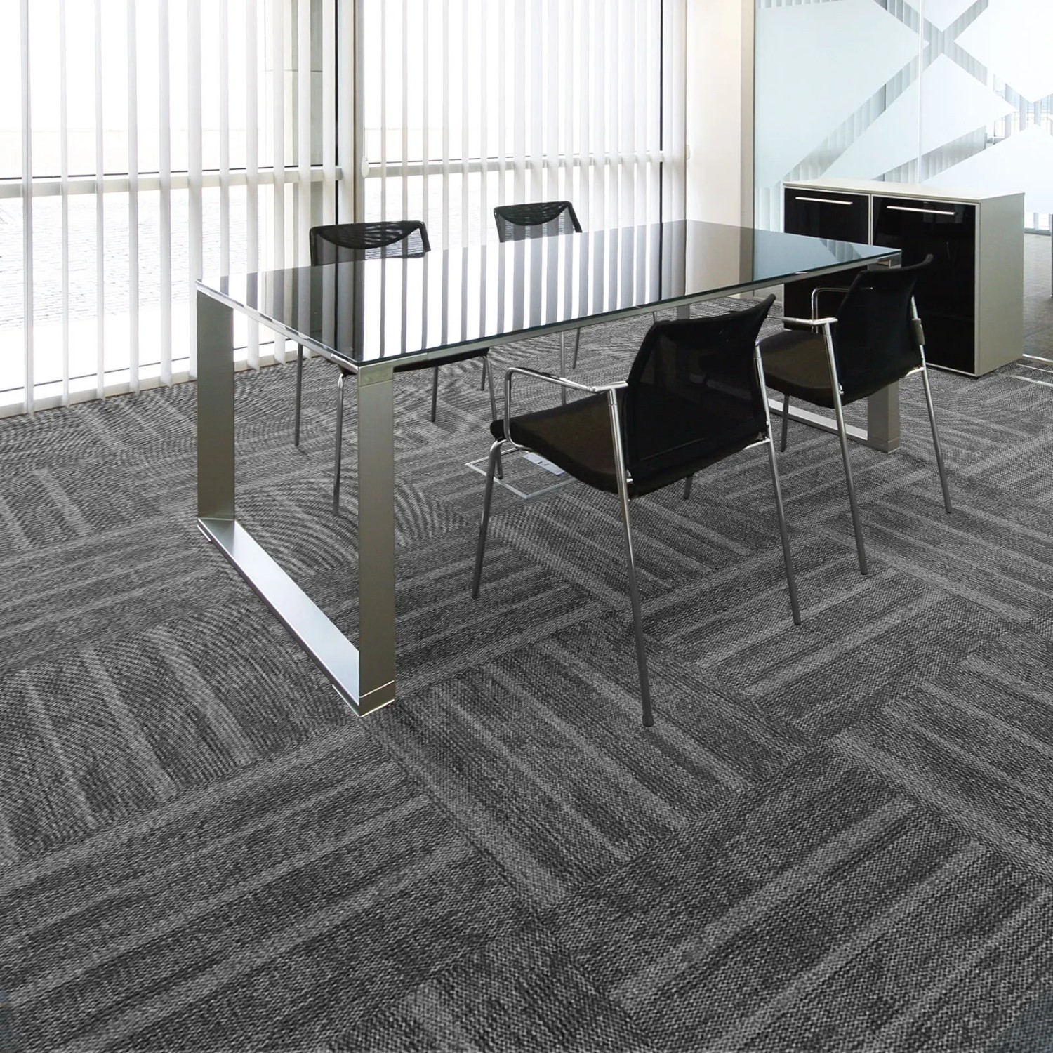 Anthrazitfarbene Floordirekt Teppichfliesen Zürich 50x50 im Büro verlegt.