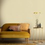 Beige Vliestapete „Casual Chic“ von Erismann im Wohnraum mit Couch und Tisch.