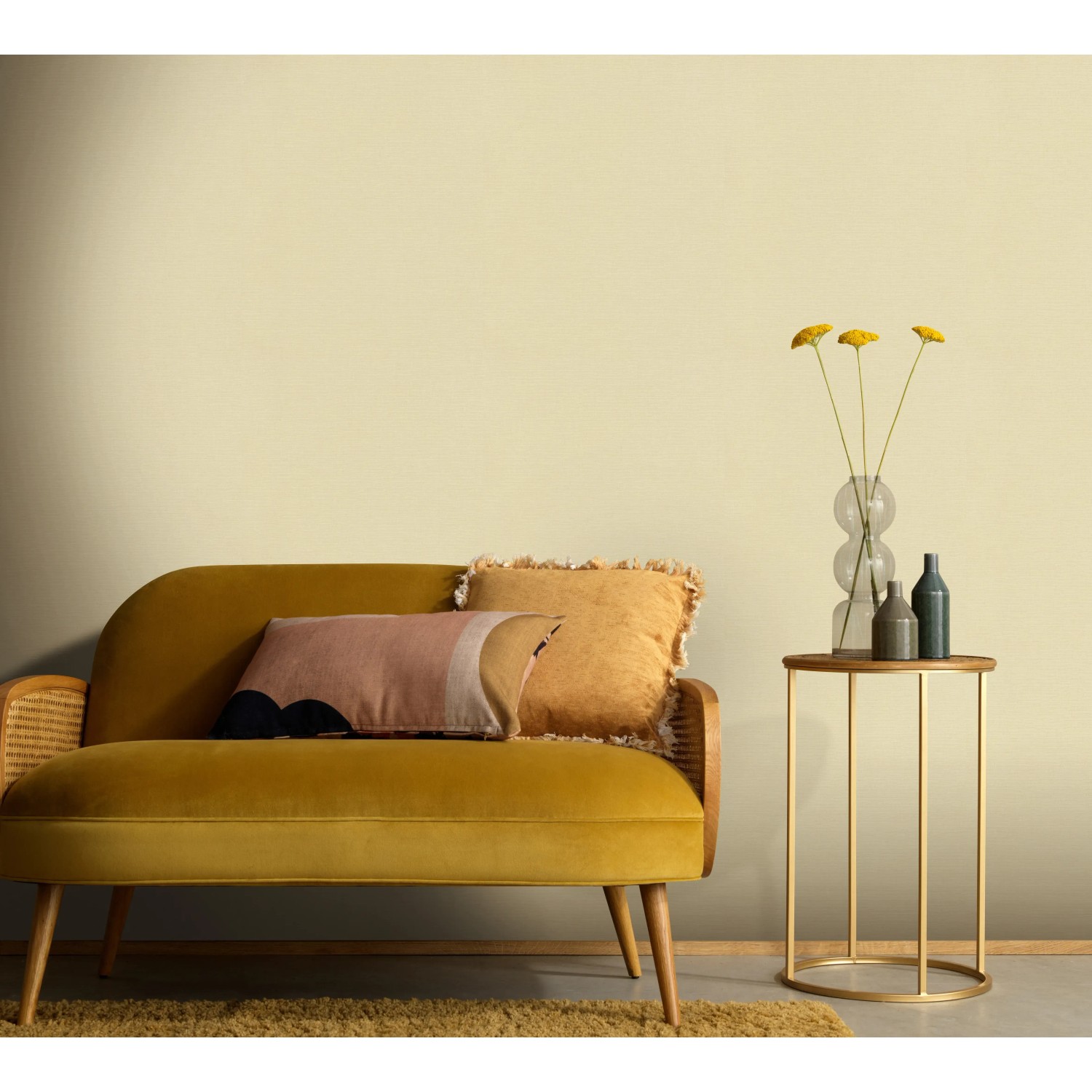 Beige Vliestapete „Casual Chic“ von Erismann im Wohnraum mit Couch und Tisch.