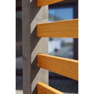 Detailaufnahme der zweifarbigen Gaspo Pergola Hallein Rankhilfe aus Holz.