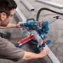 Bosch Professional GCM 305-216 S Kapp- und Gehrungssäge im Einsatz mit Absaugung.