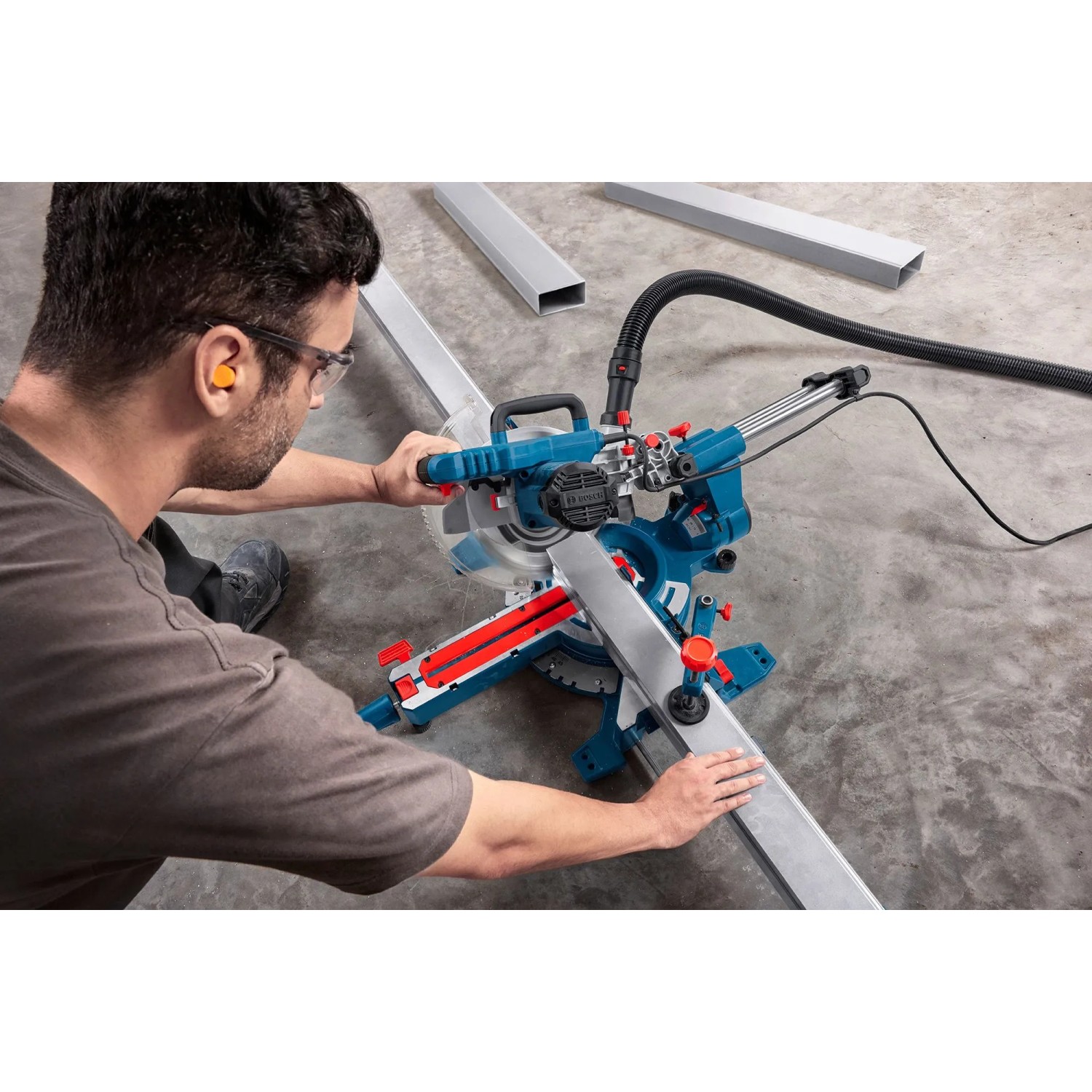 Bosch Professional GCM 305-216 S Kapp- und Gehrungssäge im Einsatz mit Absaugung.
