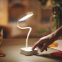 Weiße Philips LED-Tischleuchte Rock mit flexiblem Hals und Touch-Bedienung auf einem Schreibtisch.