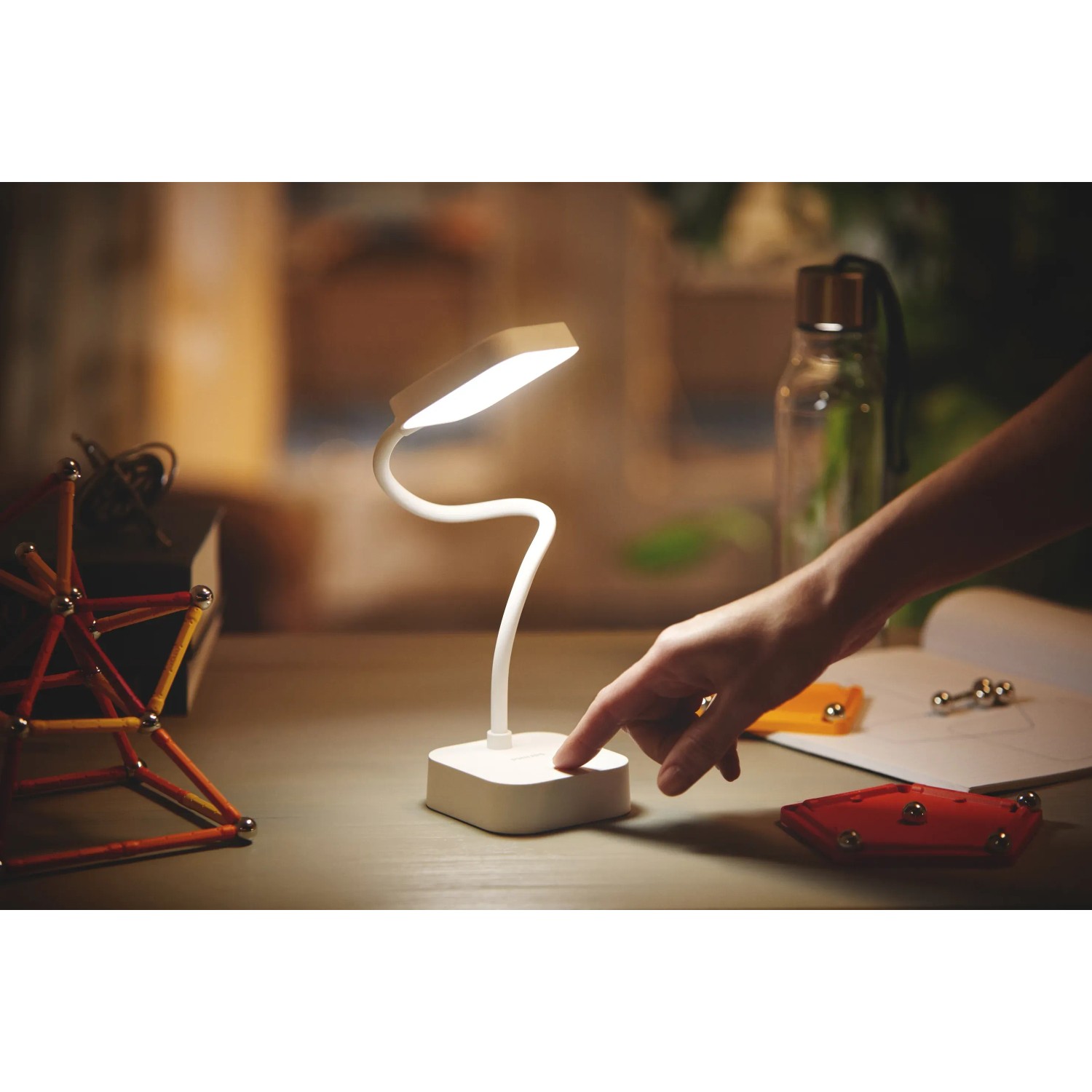 Weiße Philips LED-Tischleuchte Rock mit flexiblem Hals und Touch-Bedienung auf einem Schreibtisch.