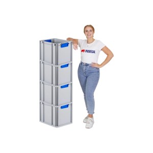PROREGAL Spar Set: 4 graue Euroboxen mit blauen Griffen, gestapelt. Aufbewahrungsboxen mit Deckel.