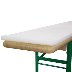 Weißer Beautissu Schaumstoffrohling (2cm) auf Holz-Bierbank. Ideal als bequeme Sitzkissen-Unterlage für Hussen.