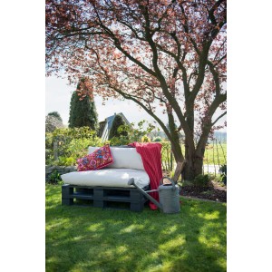 Anthrazitfarbene Möbelpaletten für den Außenbereich als Lounge-Möbel mit Kissen und Dekoration im Garten.