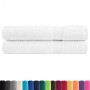 Zwei weiße, gerollte Premium-Handtücher (100x200cm) aus 100% Baumwolle (600 g/m²).