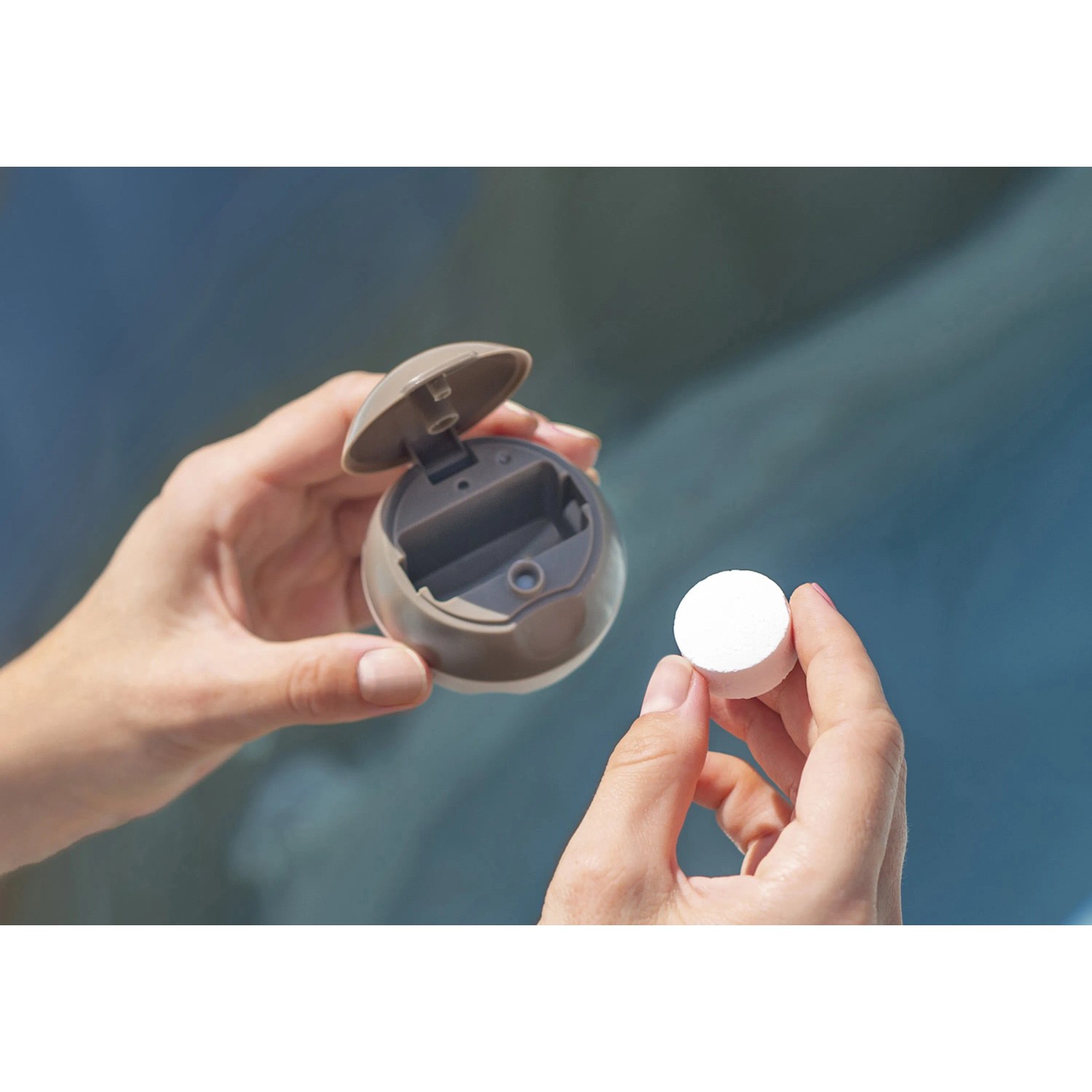 Intex PureSpa: Dosierboje für Whirlpool-Pflege mit Tablette in Händen.