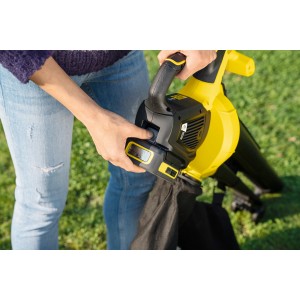 Kärcher Akku-Laubsauger BLV 18-200 mit eingesetztem Akku und Fangsack im Garten.