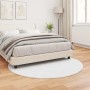 Weißer, runder vidaXL Kunstfell Teppich (Ø 200 cm) im Schlafzimmer unter einem Bett.
