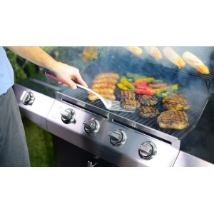 Grillwender Comfort Grip von Char-Broil im Einsatz auf einem Grill mit Würstchen, Gemüse und Burger.