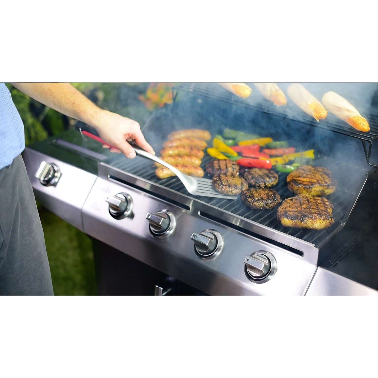 Grillwender Comfort Grip von Char-Broil im Einsatz auf einem Grill mit Würstchen, Gemüse und Burger.