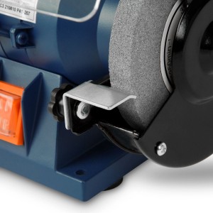 Detailaufnahme EBERTH Schleifbock mit Schleifscheibe, Werkzeugauflage und Funkenschutz.