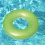 Grüner Bestway Schwimmring im Wasser. Unifarbenes Design für Badespaß im Pool oder See.