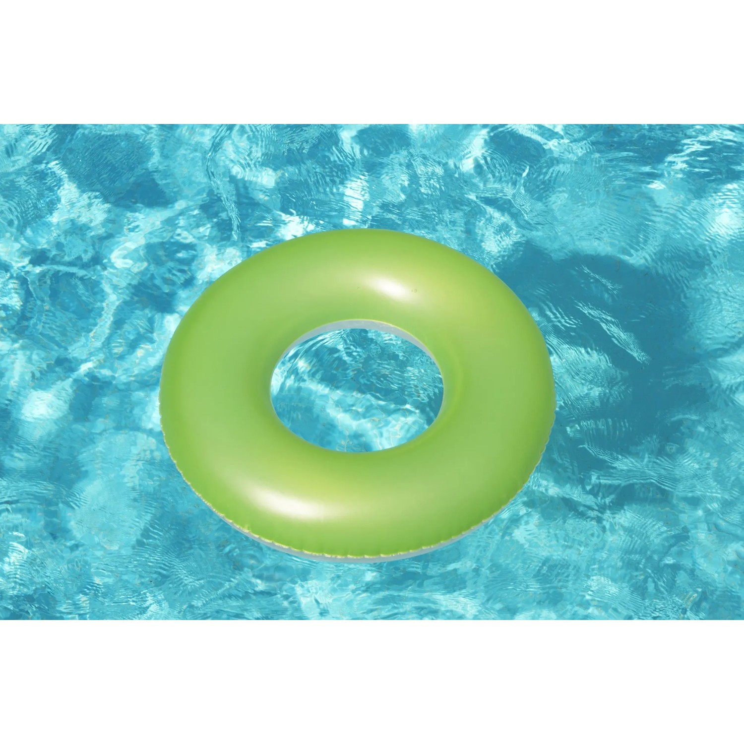 Grüner Bestway Schwimmring im Wasser. Unifarbenes Design für Badespaß im Pool oder See.