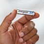 Energizer Ultimate Lithium AA Batterie in Hand, 4er-Pack Mignon Batterien.