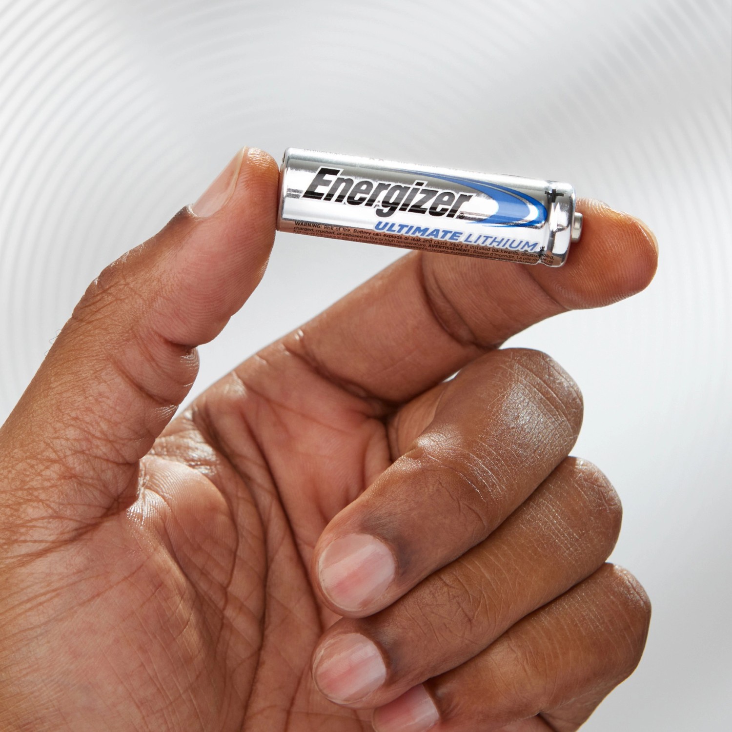 Energizer Ultimate Lithium AA Batterie in Hand, 4er-Pack Mignon Batterien.