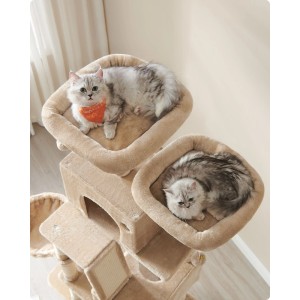 Hoher beiger Kratzbaum mit zwei Katzen auf weichen Liegeflächen. Ideal für Kletterspaß und Mehrkatzenhaushalte.