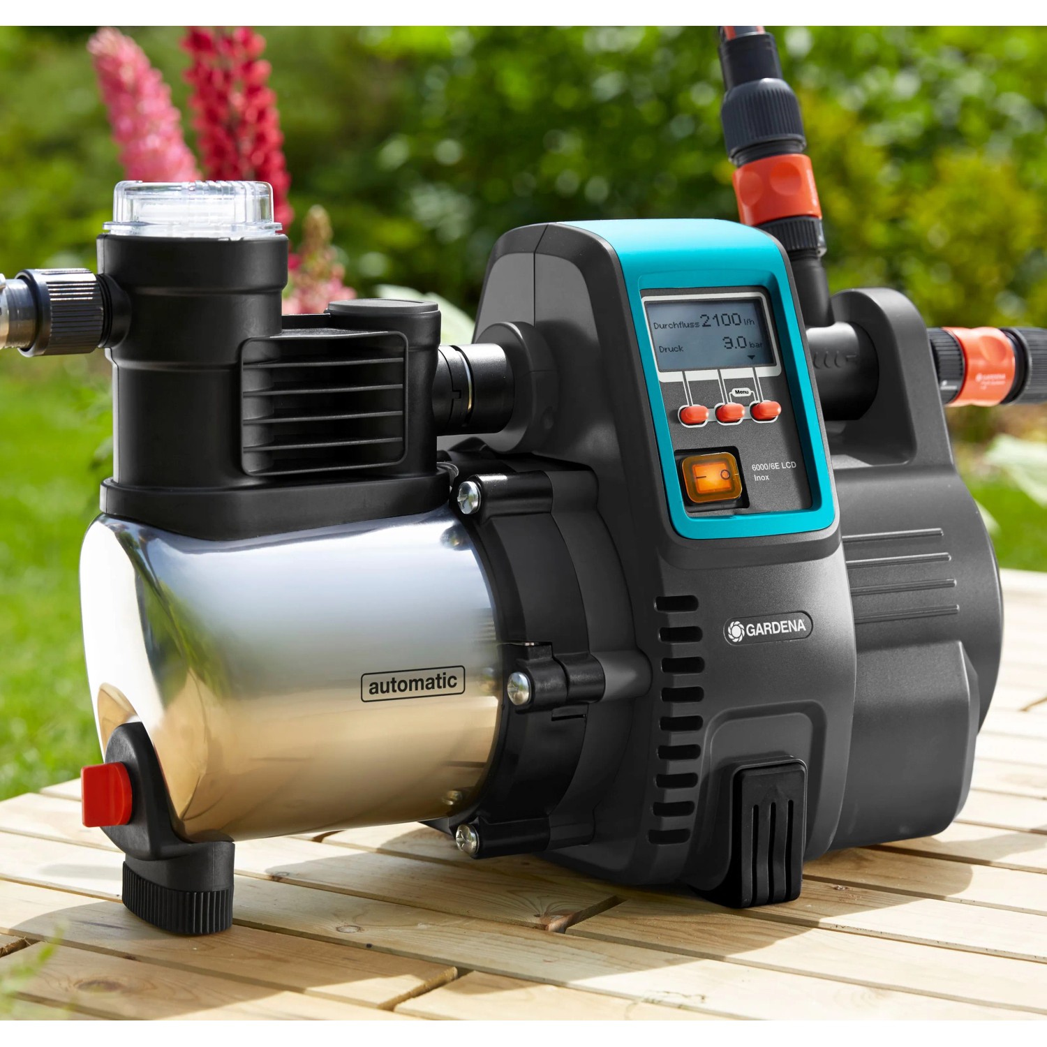 Gardena Haus- und Gartenautomat 6000/6 LCD Inox auf Holzboden. Elektro-Pumpe mit Edelstahlgehäuse und Display.