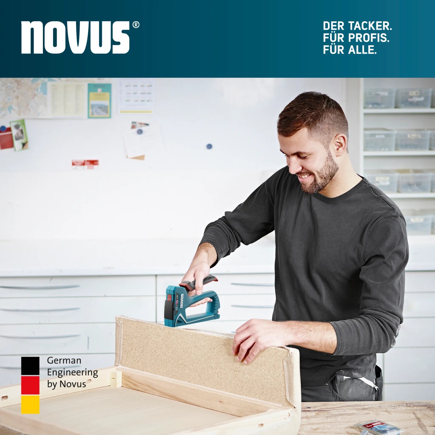 Novus Handtacker J-15 im Einsatz: Mann tackert Holz mit dem blauen Profi-Tacker.