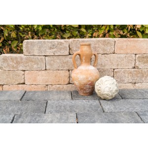Diephaus Mauerstein Collo Sandstein Mauer mit Deko-Objekten.