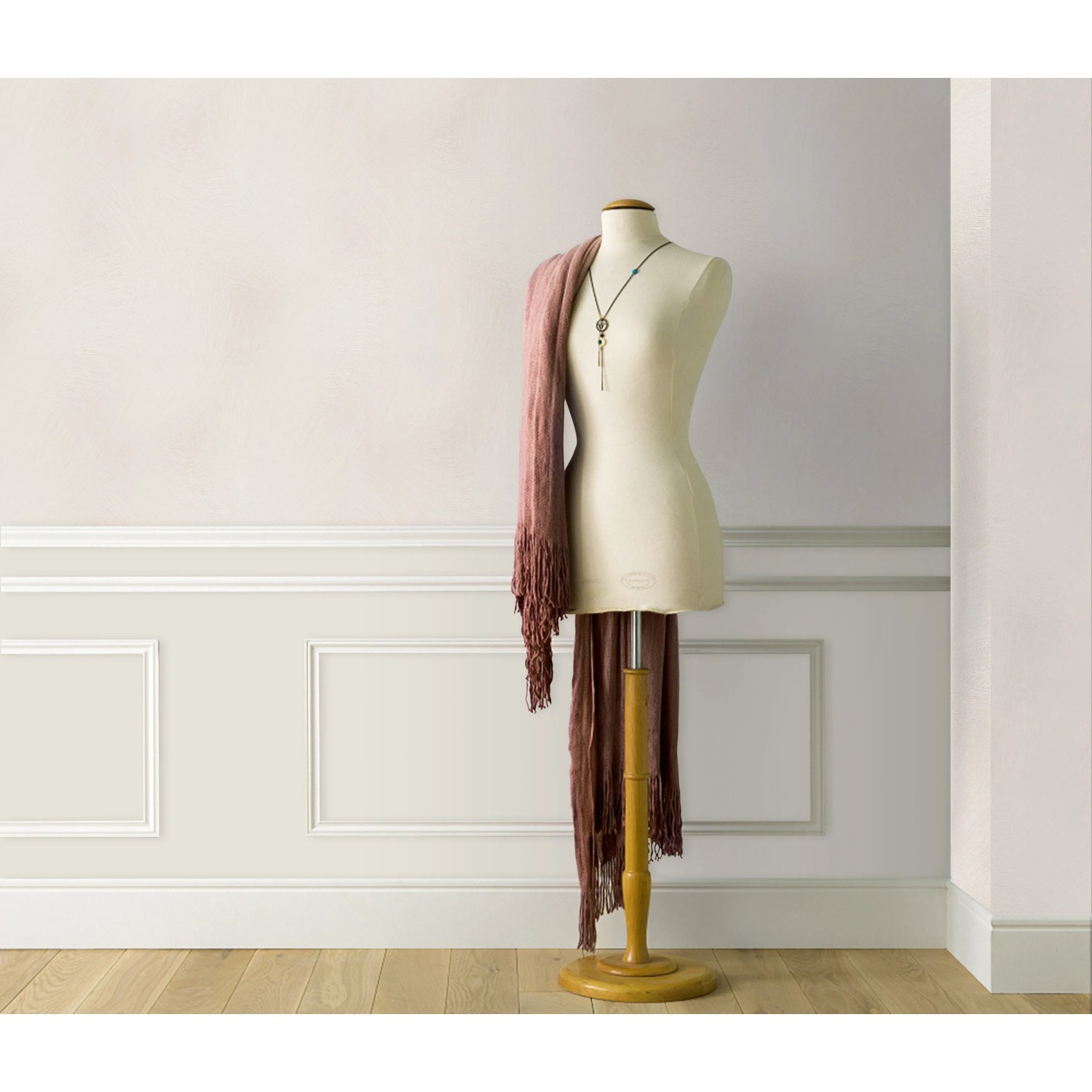 Cremefarbene Erismann Vliestapete Spotlight EnVogue mit feiner Struktur im Raum.
