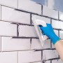 Verfugung weißer Fliesen mit Knauf Flexfuge smart Fugenmörtel und Fugengummi.