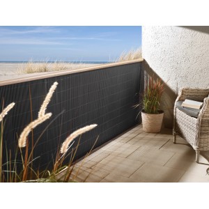 Floraworld Kunststoff-Sichtschutzmatte Premium in Anthrazit auf einem Balkon.