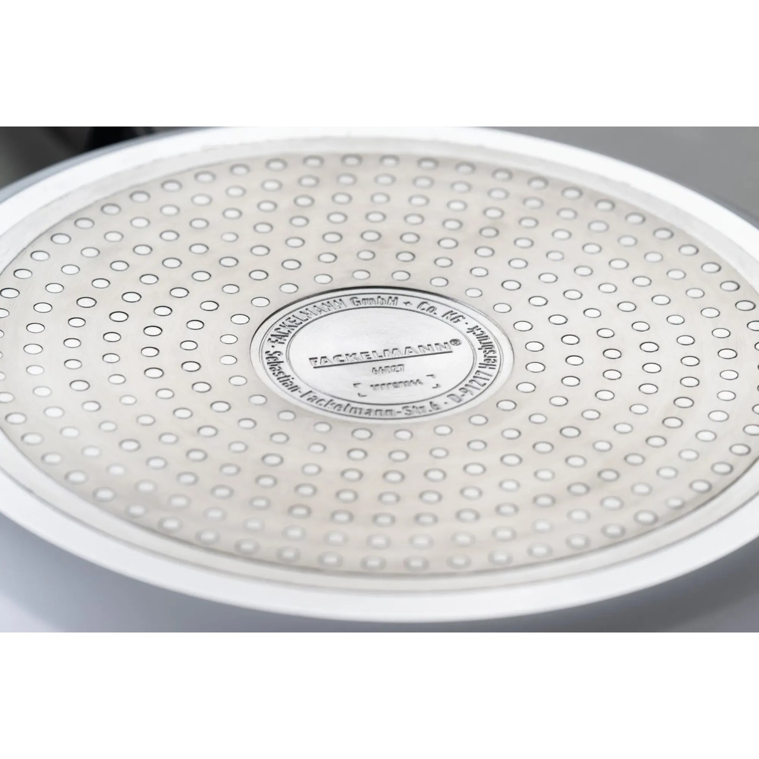 Fackelmann Pfanne Arcadalina 24 cm, Unterseite mit keramischer Beschichtung.