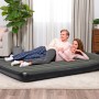 Bestway Doppelluftbett TriTech, 203x152x30 cm, schwarz, mit Paar im Wohnzimmer. Camping & Zubehör.