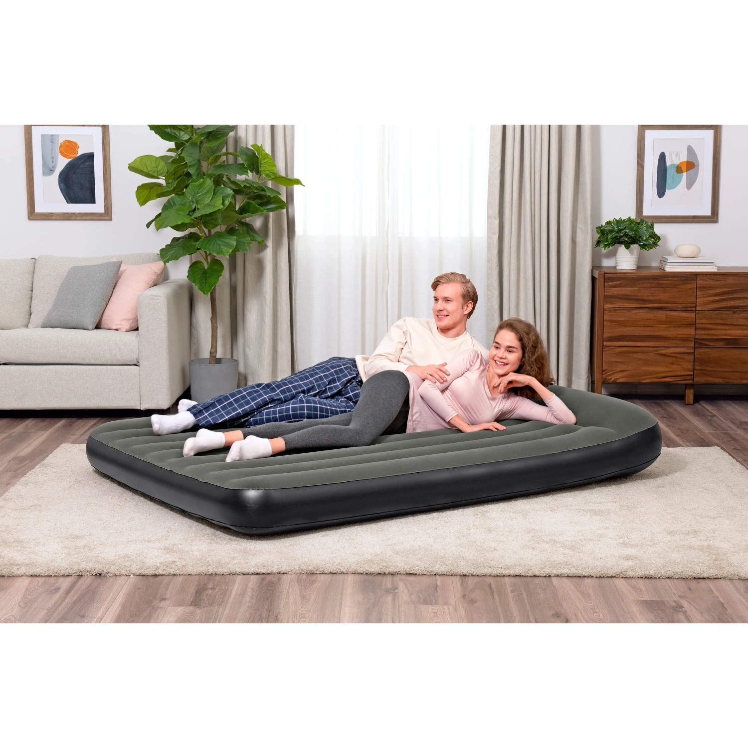 Bestway Doppelluftbett TriTech, 203x152x30 cm, schwarz, mit Paar im Wohnzimmer. Camping & Zubehör.