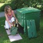 Garantia Thermo-King Komposter 600 l, grün, mit Frau bei der Befüllung im Garten.