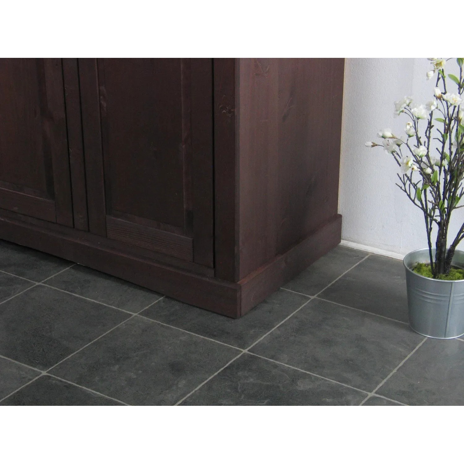 ebuy24 Rico Kleiderschrank, 3-türig, Kolonialstil, gewachst und gebeizt.