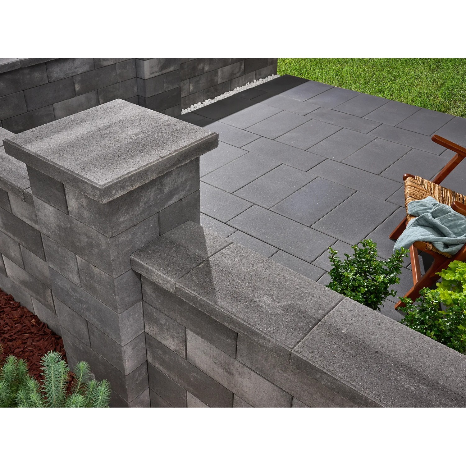 Kann Lindeza Mauer Halbstein in Vulkananthrazit, Teil einer Gartenmauer und Pflasterung.