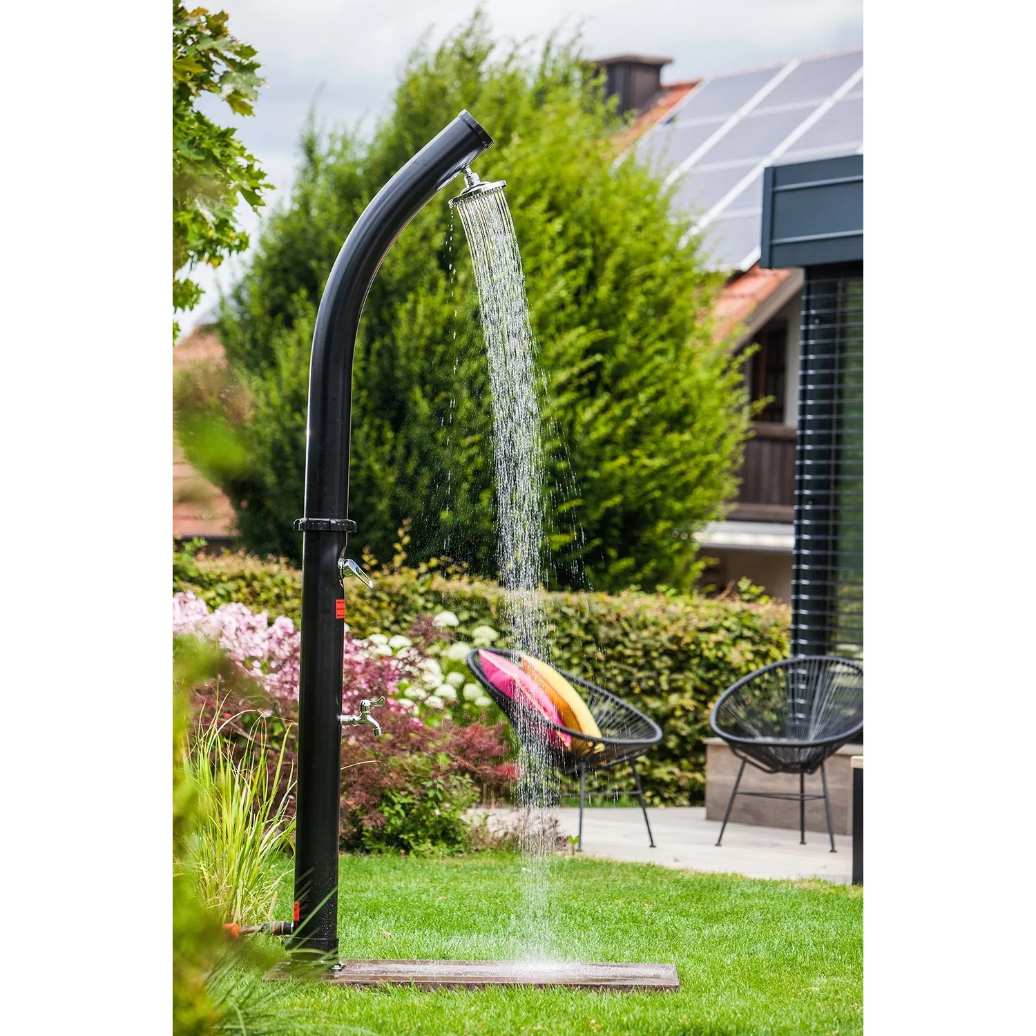 Summer Fun Bodenplatte dunkelbraun unter Gartendusche für sicheren Stand im Garten.