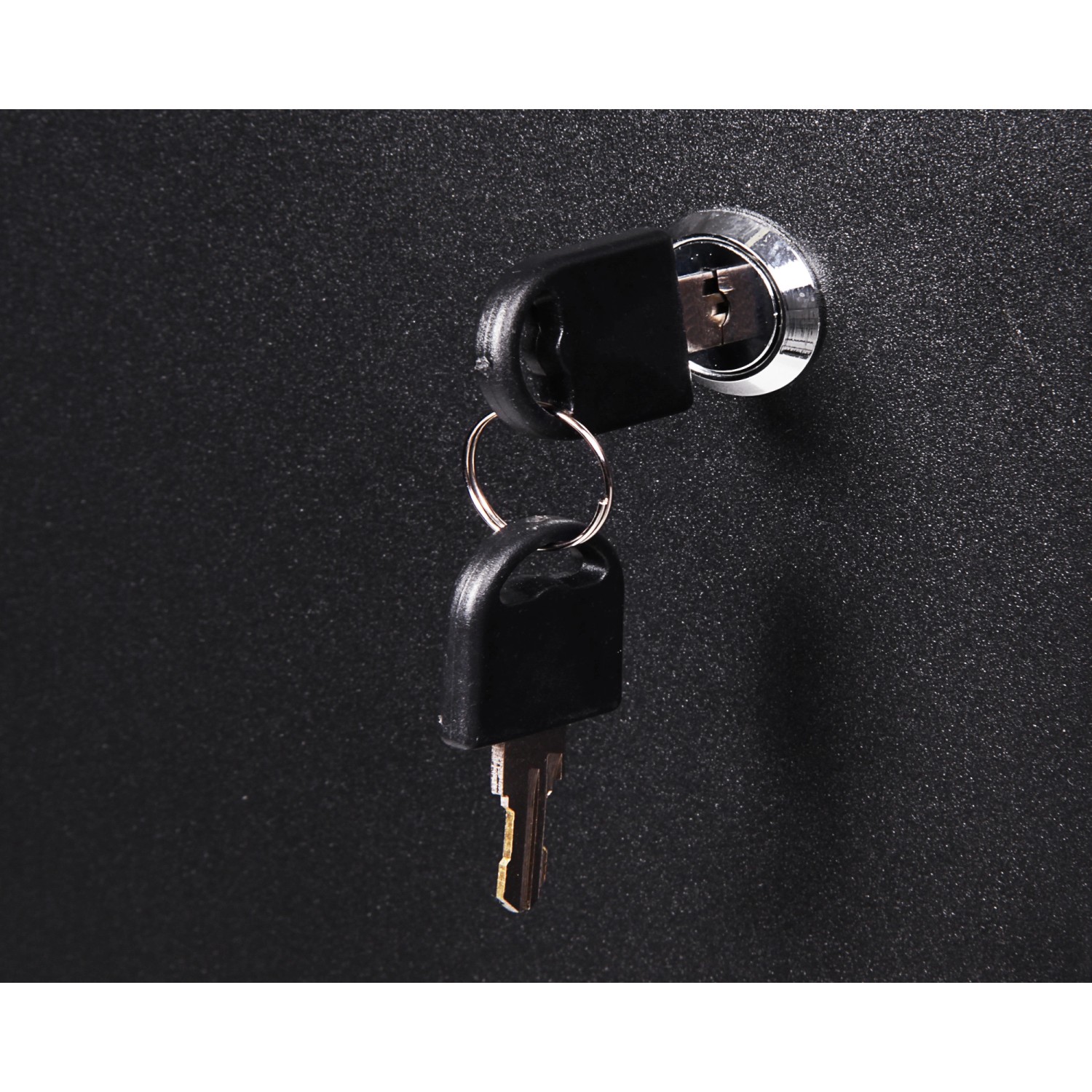 Schlüssel im Schloss eines Ondis24 Werkstattschrank der Werkbank Set Klaus.