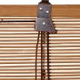 Detailaufnahme: OBI Bambus-Raffrollo (Dunkle Eiche, 100x160 cm) mit Zugschnüren und Aufhängung.