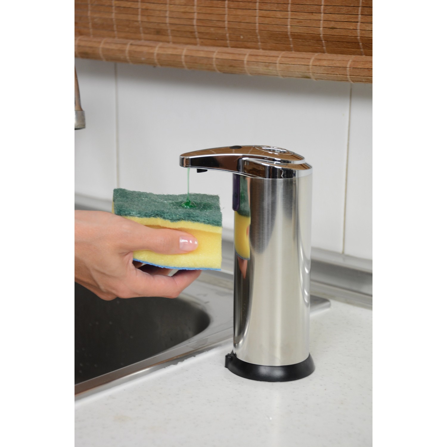 FormuClear Seifenspender mit Sensor und Spülschwamm unter fließender Seife.