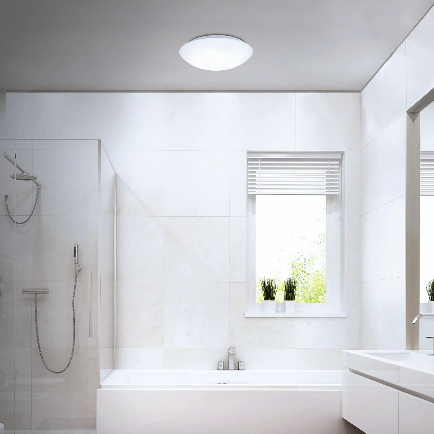 Weiße Brilo LED Deckenleuchte Elipso mit Bewegungsmelder im Badezimmer, 27,8x6,5cm.