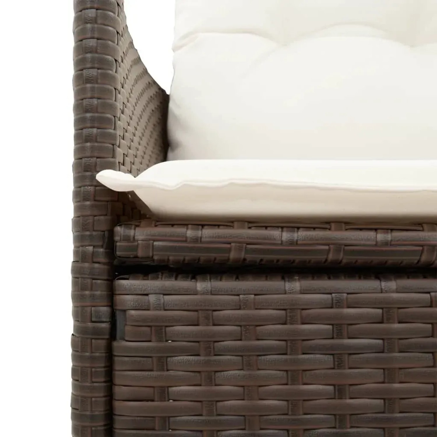 Detailaufnahme: Brauner vidaXL Gartensessel aus Polyrattan mit cremeweißen Kissen.