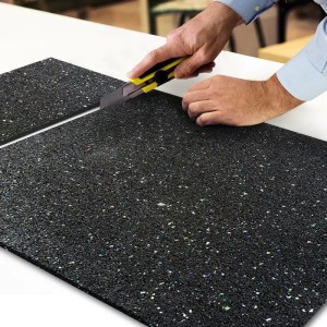 Zuschneiden der Karat Bautenschutzmatte (Gummigranulat) mit Cutter-Messer.