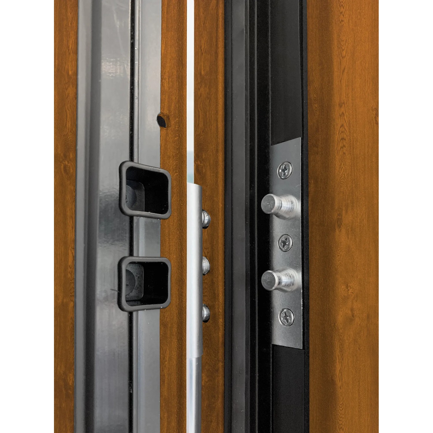 Detailaufnahme der Splendoor Thermospace Haustür Berlin Prime Golden Oak mit Mehrfachverriegelung.